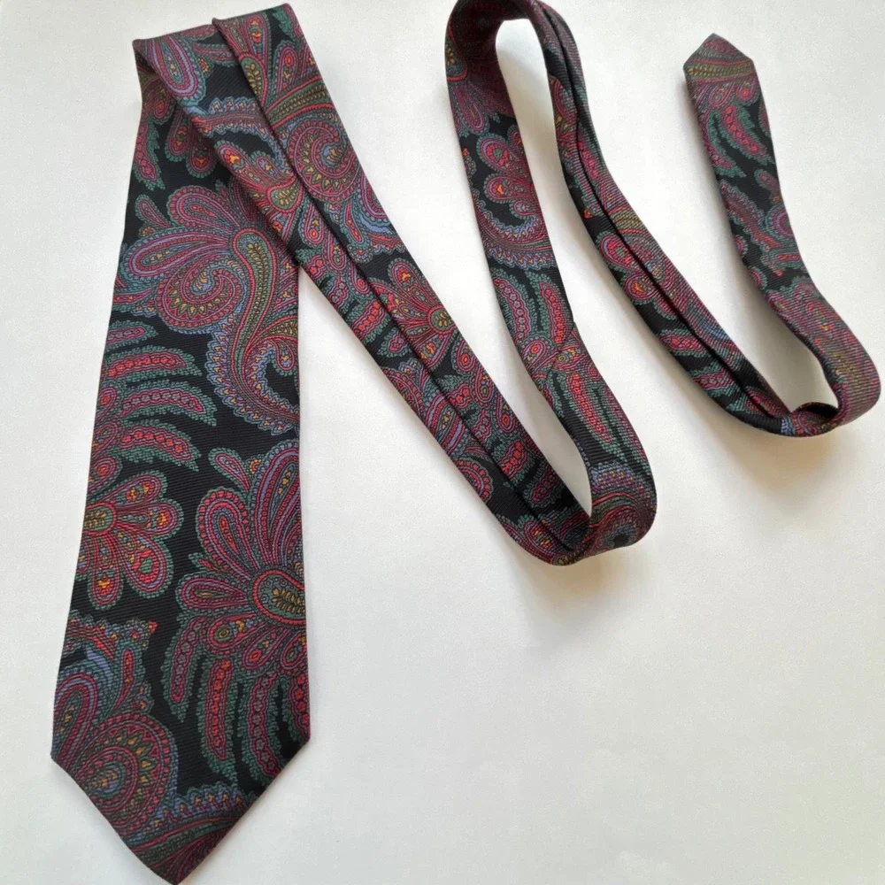 Lands End Paisley Tie Black Red Green Silk USA VTG Classic Preppy Old Money